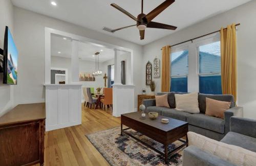 New Braunfels House | Tolle Haus: W/Pool & Firepit-Walk to Schlitterbahn, Comal Chutes & Downtown!