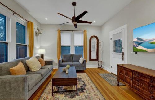 New Braunfels House | Tolle Haus: W/Pool & Firepit-Walk to Schlitterbahn, Comal Chutes & Downtown!