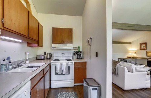 Stowe Area Condo | Tollhouse 17C: 1 br, ski-in/ski-out, community summer pool!
