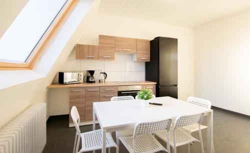 Heerdt Apartment | Tolstov Apartments - City Apartments with 2 , 3 and 6 Rooms - 15 Min to Messe DUS and Old Town DUS