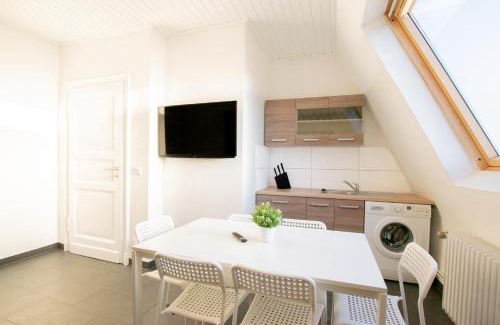 Heerdt Apartment | Tolstov Apartments - City Apartments with 2 , 3 and 6 Rooms - 15 Min to Messe DUS and Old Town DUS