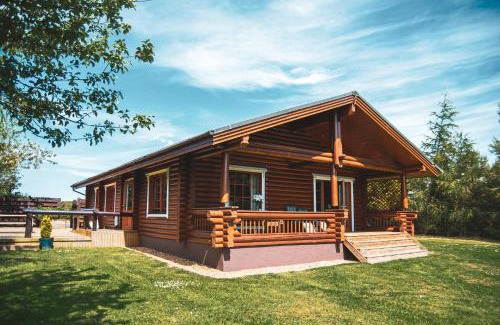 Berwick-upon-Tweed Ski Chalet | Tomatin - Luxury Two Bedroom Log Cabin with Hot Tub