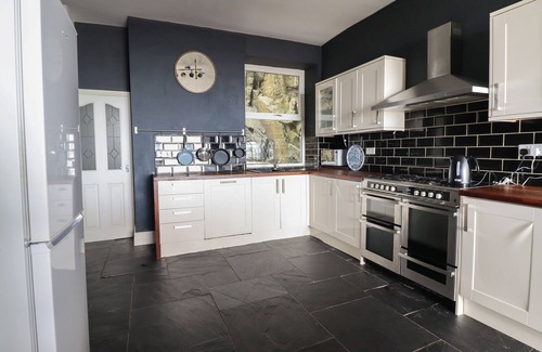 Barmouth House | TONNAU YR OLEU OR “ WAVES OF LIGHT”, pet friendly in Barmouth