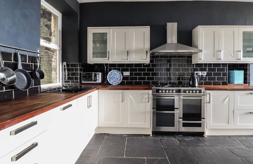Barmouth House | TONNAU YR OLEU OR “ WAVES OF LIGHT”, pet friendly in Barmouth