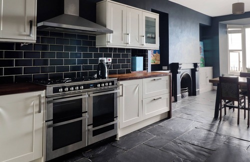 Barmouth House | TONNAU YR OLEU OR “ WAVES OF LIGHT”, pet friendly in Barmouth