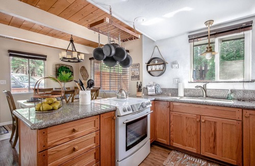 Pioneer Trail House | Tooch Villa - Spa, Games,3BR, 2BA, Hot Tub