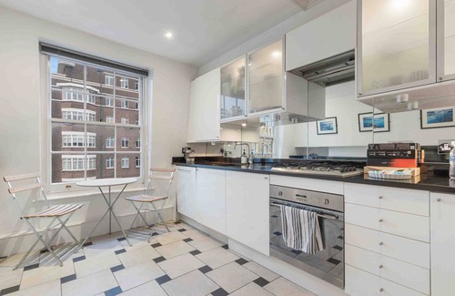South Kensington Apartment | Top Floor 1 Bedroom Apartment 3 mins to South Ken