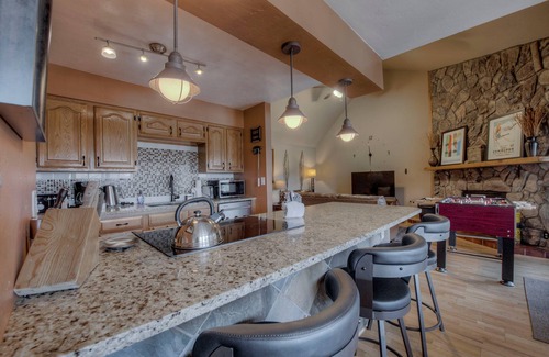 Historic District Condo | Top Floor 2 Bedroom, Ski-In & Walk to Main St