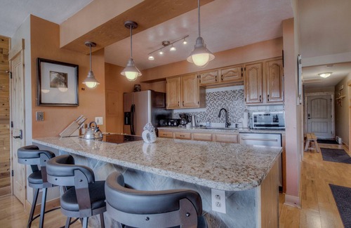 Historic District Condo | Top Floor 2 Bedroom, Ski-In & Walk to Main St