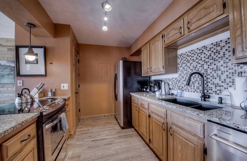 Historic District Condo | Top Floor 2 Bedroom, Ski-In & Walk to Main St
