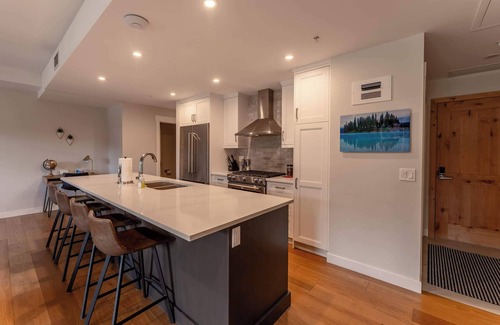 Canmore Apartment | Top floor 2 level w hot tub - Modern Mountain Oasis