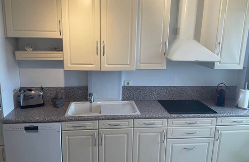 Estanove Apartment | top floor apartment with private park