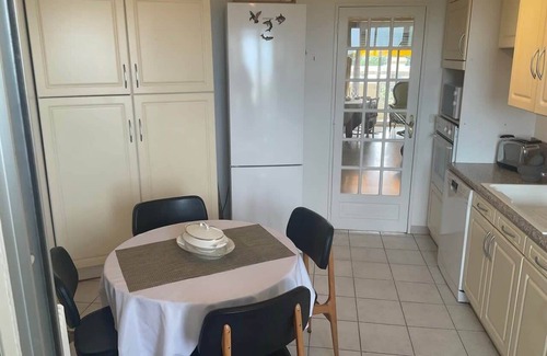 Estanove Apartment | top floor apartment with private park