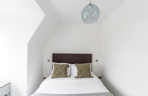 Royal Borough of Kensington and Chelsea Apartment | Top Floor apartment High Street Kensington