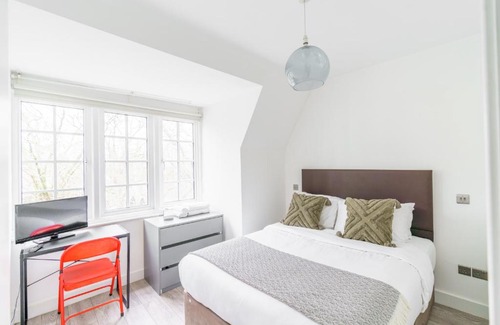 Royal Borough of Kensington and Chelsea Apartment | Top Floor apartment High Street Kensington