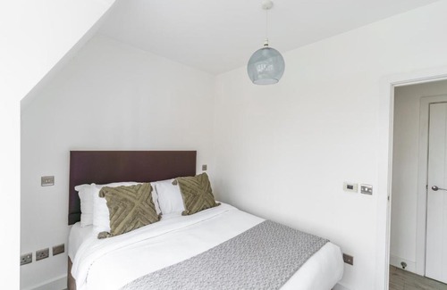 Royal Borough of Kensington and Chelsea Apartment | Top Floor apartment High Street Kensington