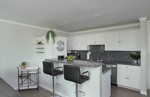 Point Loma Heights Condo | Top Floor, Balcony, W/D, Sea World, Amenities