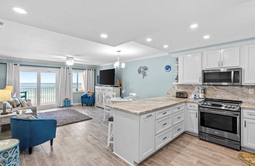 Holiday Isle Condo | Top Floor, Beautifully Renovated! Spectacular Views, FREE Beach Service (722)