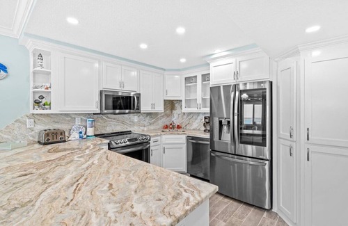 Holiday Isle Condo | Top Floor, Beautifully Renovated! Spectacular Views, FREE Beach Service (722)
