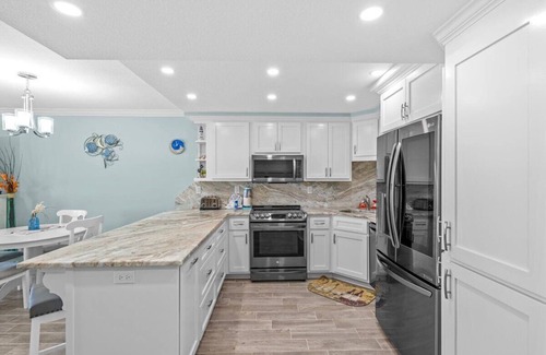 Holiday Isle Condo | Top Floor, Beautifully Renovated! Spectacular Views, FREE Beach Service (722)