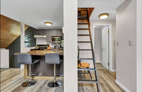 Silver Star Mountain Apartment | Top Floor Suite on the Knoll with private laundry, hot tub, and pet-friendly!