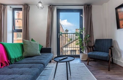 Liverpool City Centre Apartment | Top Floor | City Stay | Beatles Bars & Nightlife