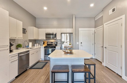 Downtown Salt Lake City Apartment | Top Floor City View Penthouse/Hottub/Gym/ Garage Parking/Workspace