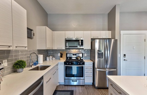 Downtown Salt Lake City Apartment | Top Floor City View Penthouse/Hottub/Gym/ Garage Parking/Workspace