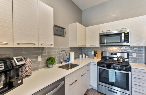 Downtown Salt Lake City Apartment | Top Floor City View Penthouse/Hottub/Gym/ Garage Parking/Workspace