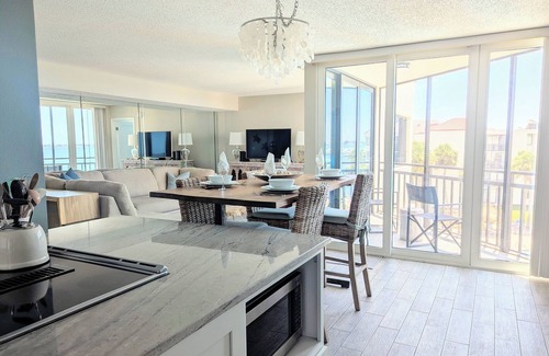Isla del Sol Condo | Top Floor Condo with Stunning Bay Views Near St. Pete Beach & Fort DeSoto