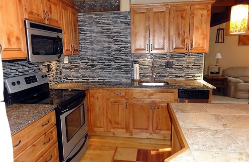 Wildernest Condo | Top Floor Getaway with Mountain Views