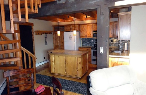 Wildernest Condo | Top Floor Getaway with Mountain Views