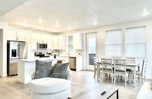 West Jordan Apartment | Top Floor Luxury Condo