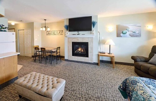 Lincoln City Condo | Top Floor Ocean View Suite - Sleeps Six - Pool & Hot Tub Access!