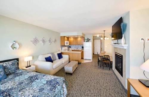 Lincoln City Condo | Top Floor Ocean View Suite - Sleeps Six - Pool & Hot Tub Access!