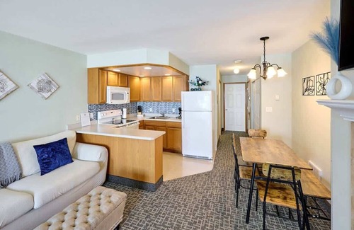 Lincoln City Condo | Top Floor Ocean View Suite - Sleeps Six - Pool & Hot Tub Access!