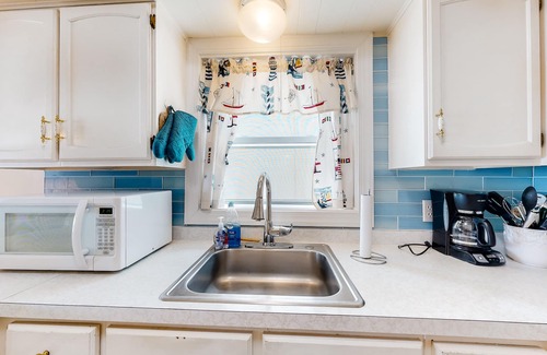 North Ocean City Condo | Top-floor, oceanfront condo w/gorgeous view, balcony, beach access, & WiFi