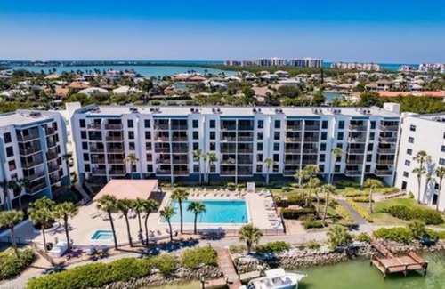 Marco Island Condo | TOP FLOOR STUNNING VIEWS! Waterfront Condo Riverside Club, Olde Marco! 2 Baths!