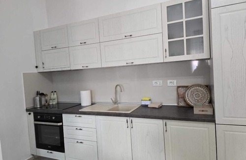 Tirana Apartment | Top Location! Modern 1-bedroom apartment in vibrant Tirana with WiFi & AC