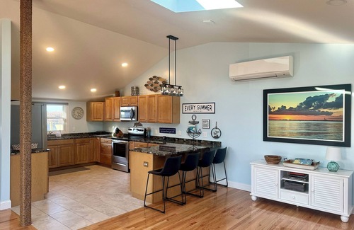 North Truro Resort | Top Mast Resort-Anchor House, Private Beach Access.