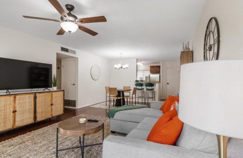 South Scottsdale House | Top-notch 2br Spacious Condo With Shared Pool