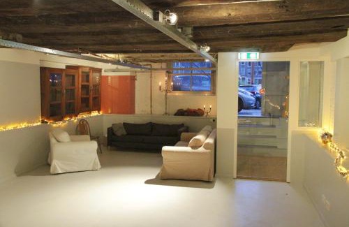 Nieuwmarkt en Lastage Bed & Breakfast | Top-notch apartment along canal in historic centre