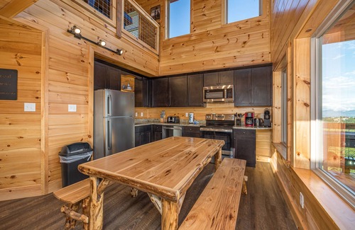 Gatlinburg - Pigeon Forge Cabin | Top O' the Mornin": 3 BR w/hot tub, views & game room fun awaits!
