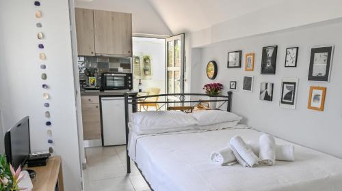 Exarhia Apartment | Top of the city Central studio with Acropolis View