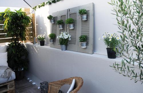 Exarhia Apartment | Top of the city Central studio with Acropolis View