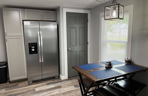 Muncie House | Top-Rated Guest Favorite- Near Ball State & IU Hospital October Specials