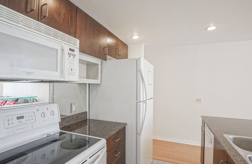 Central Waterfront Condo | Toronto DT waterfront lakeview unit, minute walk to CN Tower, Convention Center,