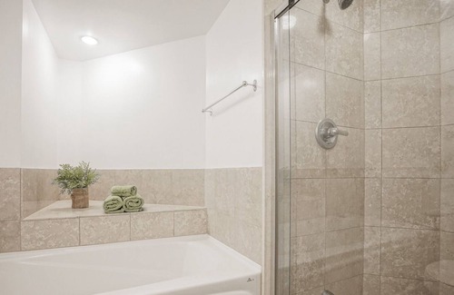 Central Waterfront Condo | Toronto DT waterfront lakeview unit, minute walk to CN Tower, Convention Center,
