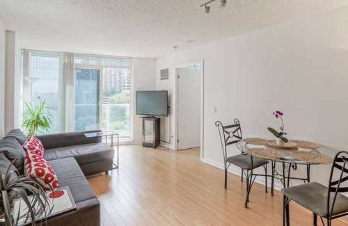 Central Waterfront Condo | Toronto DT waterfront lakeview unit, minute walk to CN Tower, Convention Center,