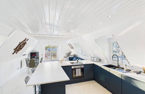 Torquay City Centre Apartment | Torquay Marina Escape | Sleeps 8 | Free Parking